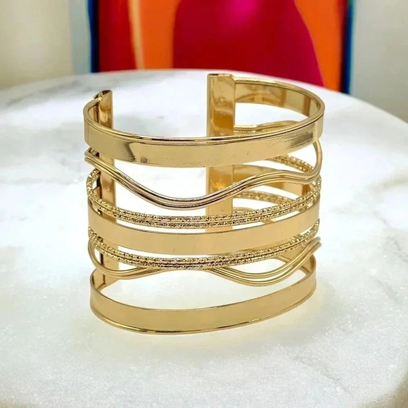 🆕️Bold & Modern 18K Gold Plated Iron Trendy Fashion Wide Hollow Cuff Bracelet ✨ - Picture 11 of 13